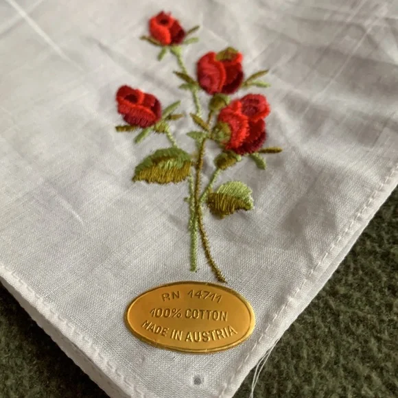 Lot of 4 embroidered handkerchiefs.  Approximately 12 x 12 - Picture 3 of 6